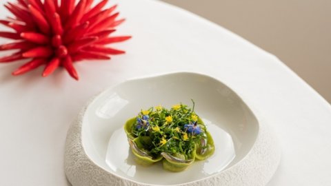 Liguria y Piamonte se encuentran en el Balzi Rossi en la receta Tortelli con mantequilla, anchoas, verduras mixtas silvestres y bergamota del Chef Enrico Marmo