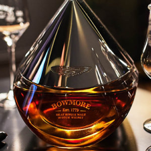 Aston Martin und Bowmore: Zwei Luxusmarken produzieren eine Flasche Whisky, die bei Sotheby's versteigert wird