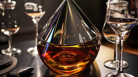 Aston Martin et Bowmore : deux marques de luxe pour produire une bouteille de whisky, mise aux enchères chez Sotheby's