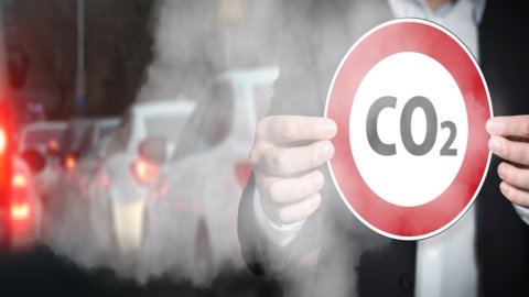 Multe sulle emissioni auto, l’Europa respinge il pressing sovranista: “Cambiare le regole? Danno per la concorrenza”