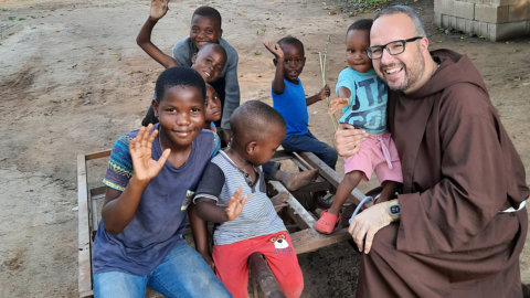 Mozambik: Peternakan pendidikan Fra Luca dan impian untuk memberikan masa depan yang tenang bagi banyak anak yatim piatu