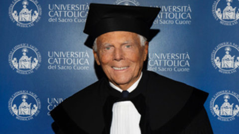 Giorgio Armani, doctorado honoris causa en la Cattolica en su Piacenza: "El trabajo de verdad te lleva lejos"