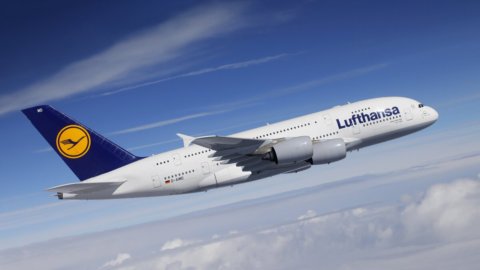 Pesawat Lufthansa dalam penerbangan