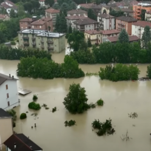 Alluvione Emilia-Romagna: in 27mila senza elettricità, allerta rossa anche venerdì. Bonaccini: “Danni per qualche miliardo”