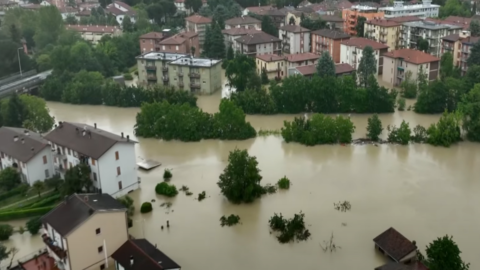 Inundaciones en Emilia-Romaña: 27 mil sin electricidad, alerta roja también el viernes. Bonaccini: "Daño por unos pocos miles de millones"