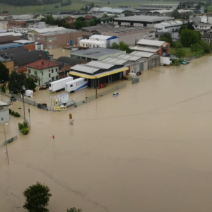 Alluvione Emilia Romagna: danni per miliardi e allerta meteo anche in Piemonte. Rientra Meloni