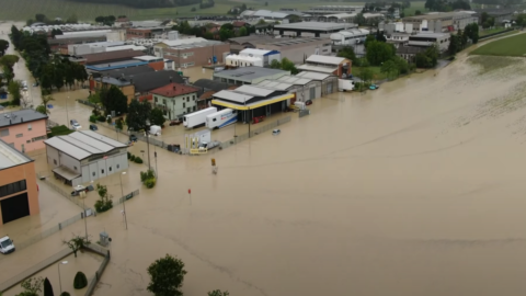 Le mauvais temps dévaste l'Émilie-Romagne et les Marches. Le Savio déborde à Cesena. Peur pour la Misa à Senigallia. Riccione et Pesaro inondées