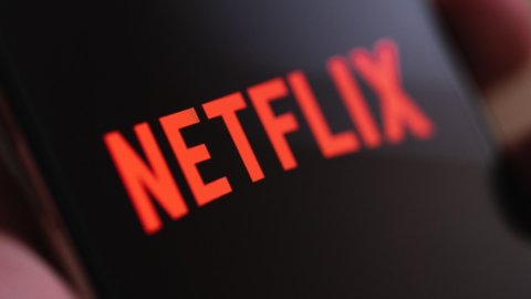 Netflix, stop all’abbonamento condiviso fuori dalla famiglia: ecco cosa cambia