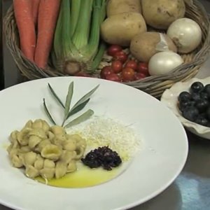 Favas, perigo para alguns, saúde para muitos: receita de orecchiette do chef Pietro Zito, como manda a Natureza