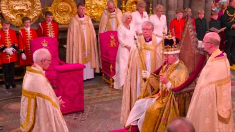 चार्ल्स ने राजा का ताज पहनाया: "मैं यहाँ सेवा करने के लिए हूँ, सेवा करने के लिए नहीं"