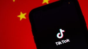 Logo di TikTok con lo sfondo della bandiera della Cina