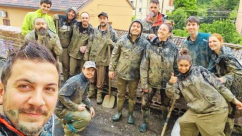 Mud angels in Romagna amidst songs, smiles and shovels: splendid proof of solidarity