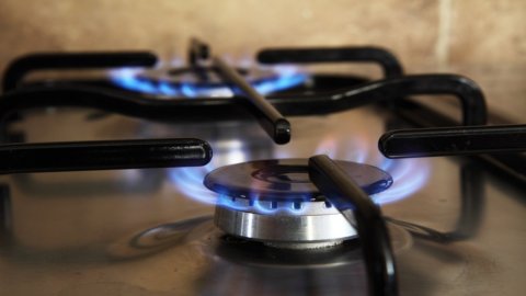 Bolletta gas: a febbraio scende del 4% per i clienti vulnerabili. Associazioni consumatori critiche