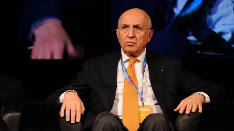 Abi dimezzata, i due schiaffi di Messina su settimana corta e aumenti contrattuali spiazzano la Confindustria delle banche