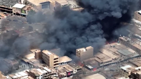 Sudán, el fin del alto el fuego agudiza la guerra entre dos generales rivales con muertos, heridos y al menos 400 refugiados