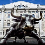 Borsa chiusura 23 aprile: Piazza Affari torna regina d’Europa sulla spinta delle banche. Spread e petrolio scendono