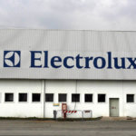 Electrolux în criză între conturi în roșu și demisia CEO Jonas Samuelson. Midea și Haier sunt cărțile pentru relansare?