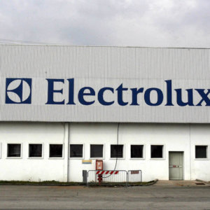 Electrolux în criză între conturi în roșu și demisia CEO Jonas Samuelson. Midea și Haier sunt cărțile pentru relansare?