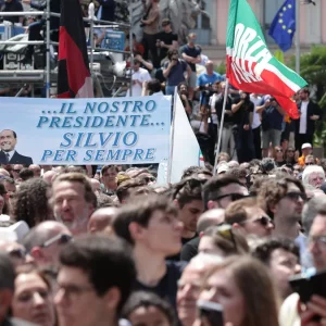 Berlusconi, the farewell day: over 15 thousand people at the state funeral with Mattarella and Meloni