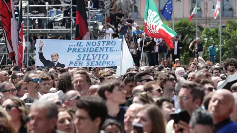 Berlusconi, il giorno dell’addio: oltre 15mila persone ai funerali di Stato con Mattarella e Meloni