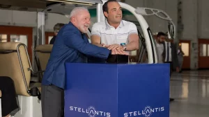 Il presidente del Brasile Lula in visita allo stabilimento di Stellantis
