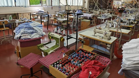 Rifiuti tessili, l’economia circolare italiana ostaggio di pregiudizi e norme  sballate