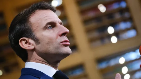 Macron membuka merger lintas batas antar bank dan membuat sektor ini melonjak di pasar saham