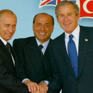 Berlusconi: gaffes, intuizioni e grandi ambizioni in una politica estera fuori dal coro ma ambigua con Putin