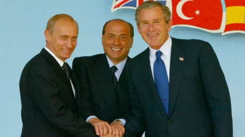 Berlusconi: gaffes, intuizioni e grandi ambizioni in una politica estera fuori dal coro ma ambigua con Putin
