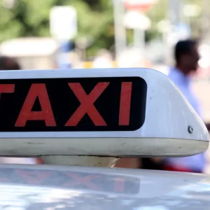 Taxi introvabili, il boom di turisti ha gettato l’Italia nel caos e i clienti restano a piedi: ecco perché