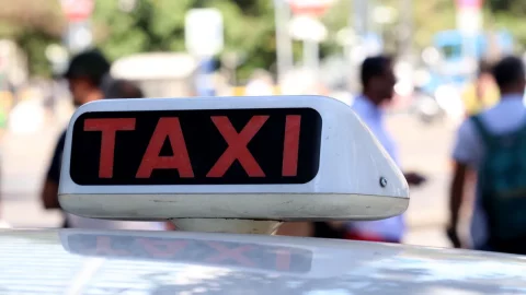 Taxi, dando licencia a choferes: el Tercer Polo marca el camino, el Gobierno toma medidas, la Antimonopolio investiga