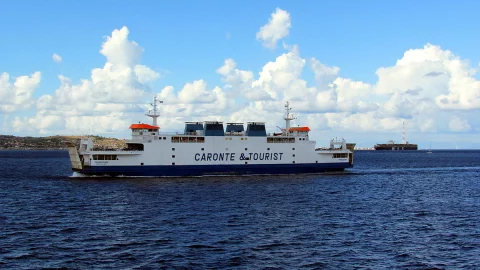 Traghetti Sicilia: sequestrate navi della Caronte & Tourist, disagi nei collegamenti verso le Eolie
