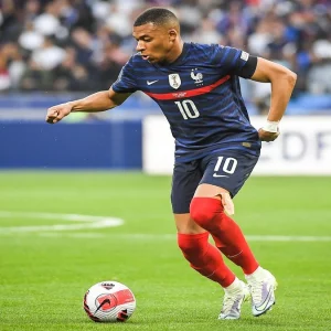 Liga Champions yang mendebarkan, Milan-PSG dan Leao melawan Mbappé membuat San Siro terbakar. Tantangan Belanda untuk Lazio