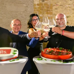 Pizzeria terbaik 2023: Martucci di Caserta dan Vitagliano di Naples. Wahyu pizza turis Bonci's Parmigiana tahun ini