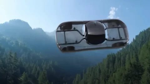 L’auto volante diventa realtà: entro il 2025 si potrà guidare sia su strada che in cielo per 300 mila euro