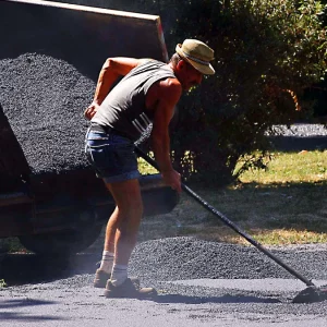 Come lavorare con questo caldo? Le linee guida di Inps e Inail: ecco quando si può sospendere e come proteggersi