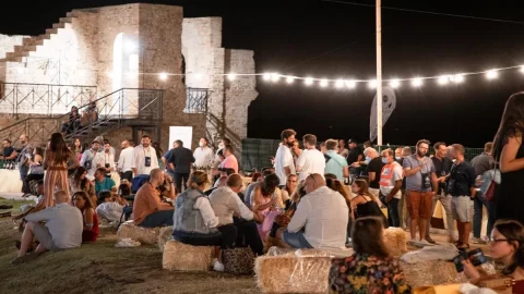 Calici di stelle: dal 28 luglio al 20 agosto il grande spettacolo della luna piena e delle perseidi sorseggiando vino fra i filari e le piazze dei borghi italiani