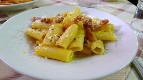 Gastronomic horrors: after the pineapple pizza comes the chicken carbonara. When spaghetti with jam?