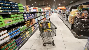 Supermercato, corsia con carrello della spesa