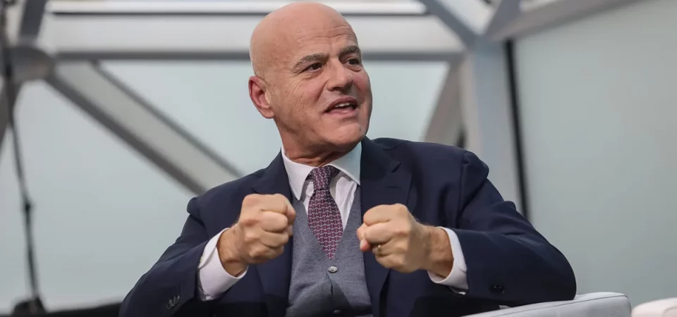Eni raddoppia l’utile nel secondo trimestre e alza le stime. Buyback a 3,4 miliardi e possibile dividendo extra. Il titolo vola in Borsa