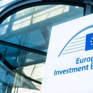 Pembiayaan ramah lingkungan: EIB mencapai rekor dan merencanakan investasi baru di bidang listrik, baja, dan tenaga surya