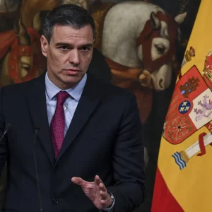 Spanyol, Sánchez tidak mengundurkan diri setelah penyelidikan terhadap istrinya: "Saya tetap di pemerintahan dengan kekuatan yang lebih besar"