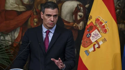 Spagna, Sánchez non si dimette dopo l’inchiesta sulla moglie: “Resto al governo con ancora più forza”