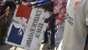Il cartello divelto dell'ambasciata di Francia in Niger