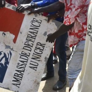 Niger: assedio all’ambasciata di Francia al grido di Viva Putin. Ma l’Ecowas minaccia interventi contro i ribelli