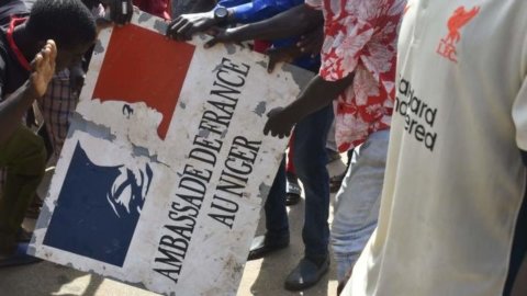 Нигер: осада посольства Франции под клич Вива Путин. Но Эковас угрожает принять меры против повстанцев