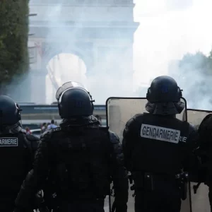 フランスで抗議活動続く：マルセイユでの衝突でXNUMX人死亡もマクロン大統領は不安鎮静化に努める