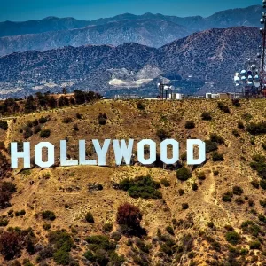 Sciopero storico a Hollywood: star e sceneggiatori uniti per rivendicare i propri diritti