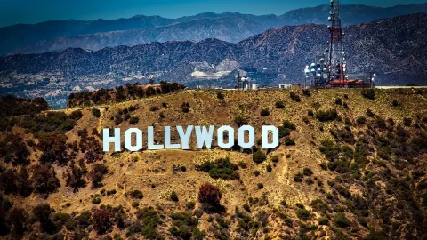 Sciopero storico a Hollywood: star e sceneggiatori uniti per rivendicare i propri diritti