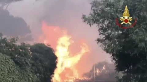 Sicilia in fiamme, blackout anche a Palermo e Messina. Novità su Aeroporto di Catania. Ultimi aggiornamenti